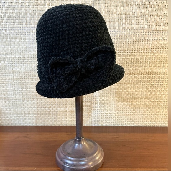 🌟HP🌟Black Chenille Knit Rolled Brim Cloche Hat with Bow by August Hats - Picture 1 of 8